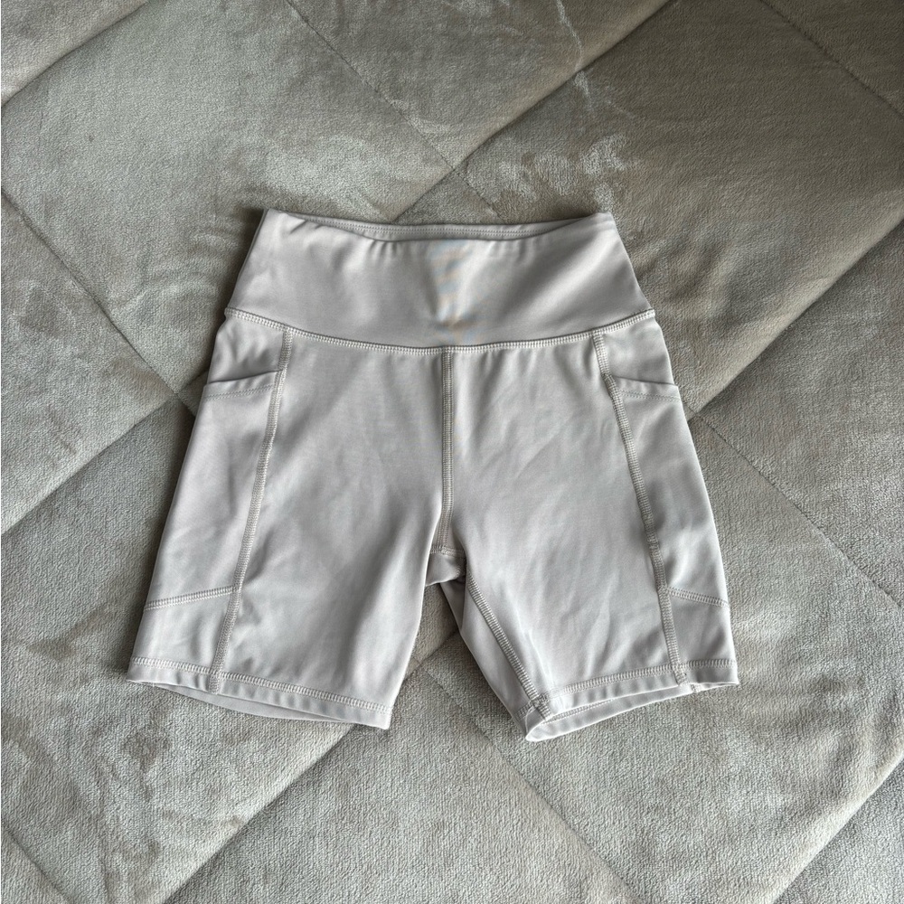 AE Everything Pocket High-waisted Biker Short 6” light beige